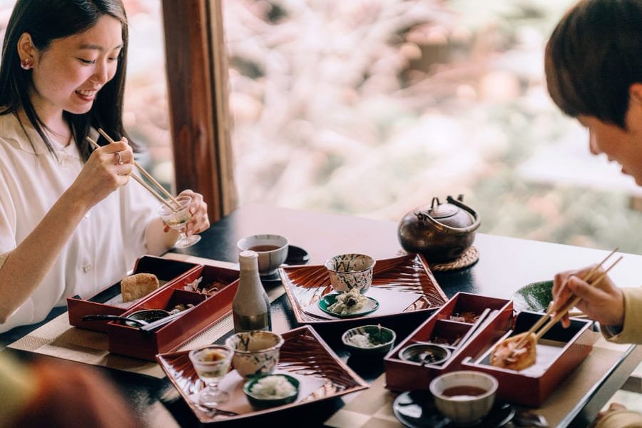 Navigating Cultural Minefields: A Traveler's Guide to Local Etiquette 3 Traditional Japanese Dinner