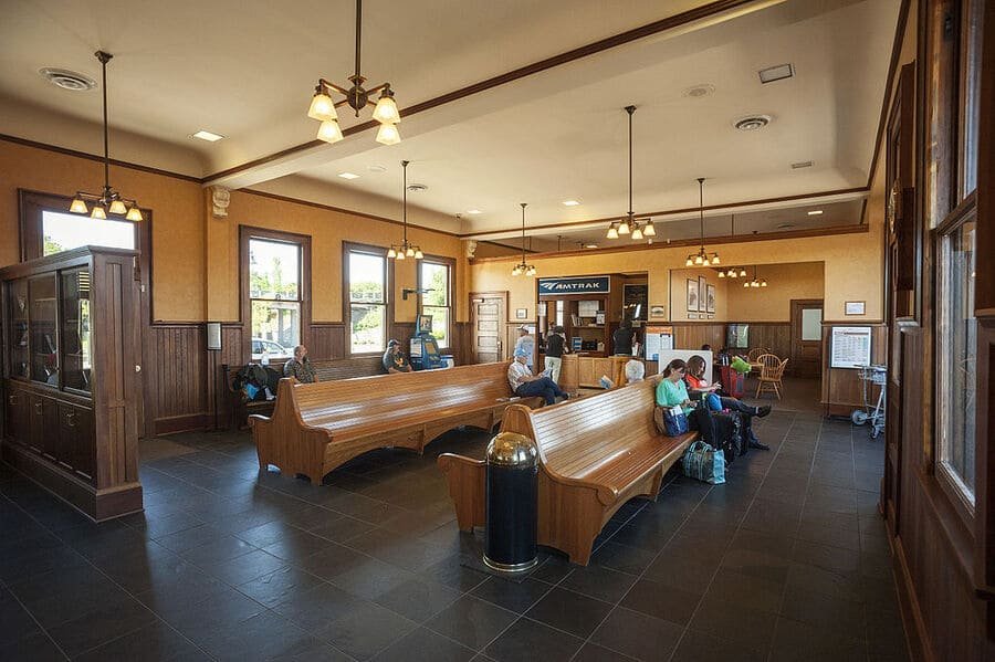 Amtrak Cascades - Explore The Pacific Northwest's Stunning Landscapes By Train 3 Albany Amtrak Station bus stop - Cascades POINT